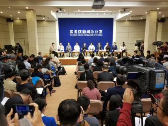 图片 9-图为：中国共产党基层年轻党员代表中外记者见面会现场 .png